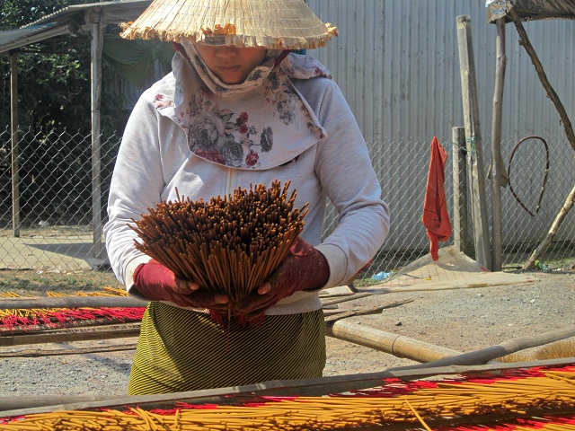 Rộn ràng đón Tết ở làng làm nhang cổ xưa nhất Sài Gòn - 12