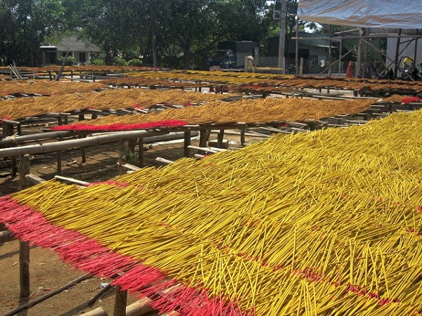 Rộn ràng đón Tết ở làng làm nhang cổ xưa nhất Sài Gòn - 1