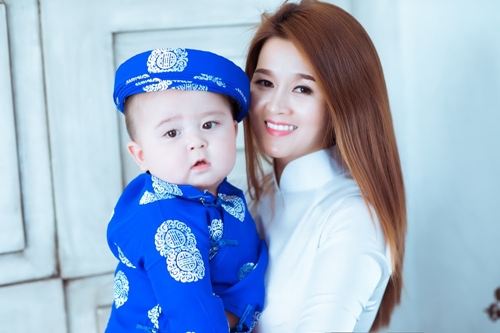 Mẹ con #039;thiên thần lai#039; gốc Việt xúng xính áo dài cực yêu - 2