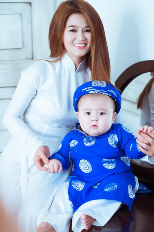 Mẹ con #039;thiên thần lai#039; gốc Việt xúng xính áo dài cực yêu - 3