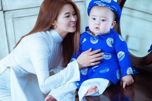 Mẹ con #039;thiên thần lai#039; gốc Việt xúng xính áo dài cực yêu - 4