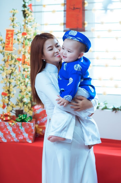 Mẹ con #039;thiên thần lai#039; gốc Việt xúng xính áo dài cực yêu - 5