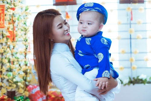 Mẹ con #039;thiên thần lai#039; gốc Việt xúng xính áo dài cực yêu - 6