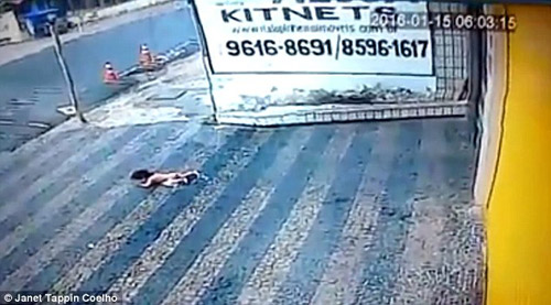 Kỳ diệu: Bé 14 tháng tự đứng dậy bước đi sau khi ngã từ tầng 2 - 1
