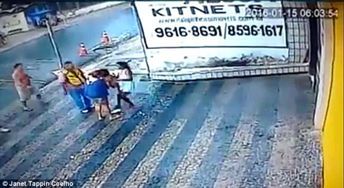 Kỳ diệu: Bé 14 tháng tự đứng dậy bước đi sau khi ngã từ tầng 2 - 4