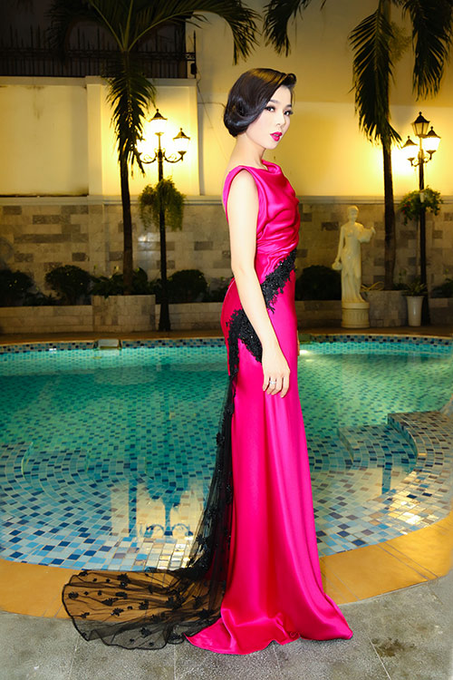 Lệ Quyên khoe lưng ong quyến rũ trước biệt thự siêu sang - 1