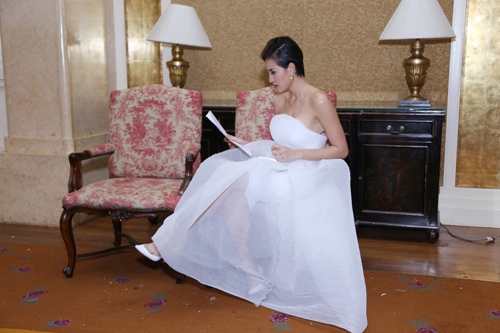 Phương Mai vừa ôn kịch bản vừa ăn vội trong hậu trường - 1