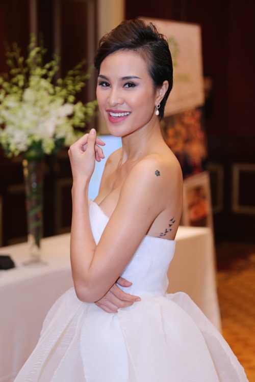 Phương Mai vừa ôn kịch bản vừa ăn vội trong hậu trường - 6