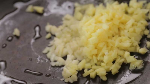 Thịt gà xào nấm đơn giản mà ngon - 5