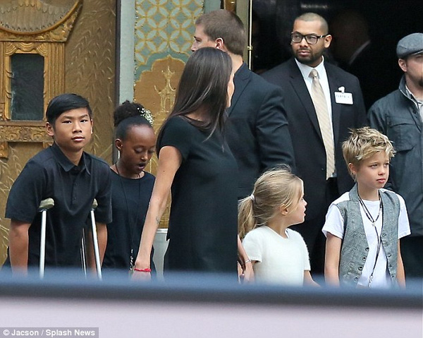 Angelina Jolie xuất hiện với dáng vẻ quot;siêu gầy gòquot; - 5