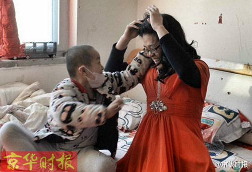 Người cha TQ #039;giả gái#039; bán hoa kiếm tiền chữa ung thư cho con - 6