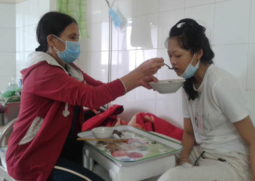 Thương người mẹ #039;lực bất tòng tâm#039; cứu con bị ung thư - 2