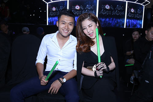 Hương Tràm được quot;trai lạquot; đưa đón đến The Remix - 8