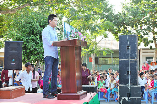 Minh Luân tự lái xế hộp đi làm từ thiện - 3