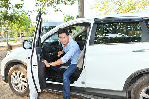 Minh Luân tự lái xế hộp đi làm từ thiện - 2