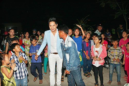 Minh Luân tự lái xế hộp đi làm từ thiện - 6