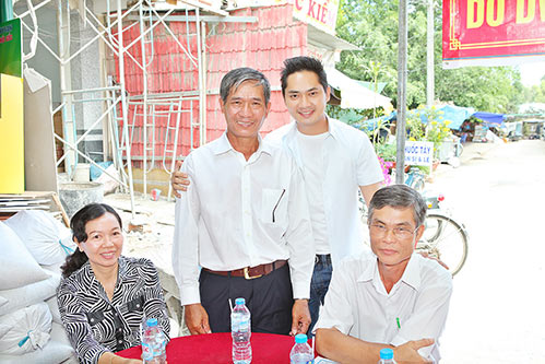 Minh Luân tự lái xế hộp đi làm từ thiện - 8