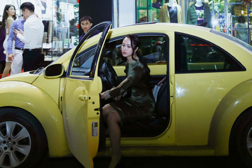 Vũ Ngọc Anh thân thiết chọn áo cho Minh Tiệp - 1