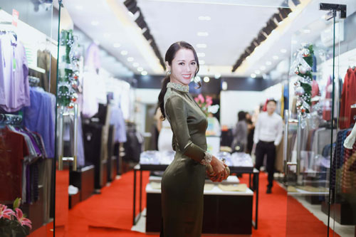 Vũ Ngọc Anh thân thiết chọn áo cho Minh Tiệp - 4