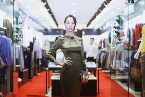 Vũ Ngọc Anh thân thiết chọn áo cho Minh Tiệp - 5