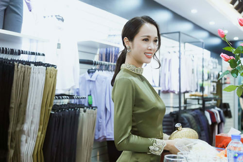 Vũ Ngọc Anh thân thiết chọn áo cho Minh Tiệp - 6