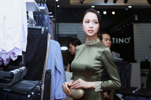 Vũ Ngọc Anh thân thiết chọn áo cho Minh Tiệp - 7