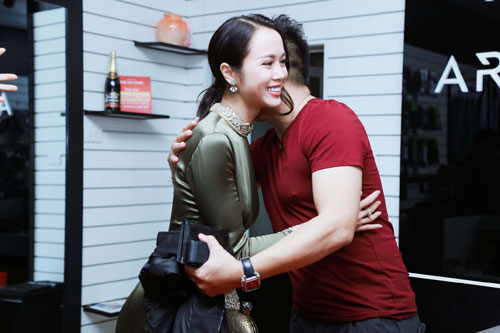 Vũ Ngọc Anh thân thiết chọn áo cho Minh Tiệp - 8