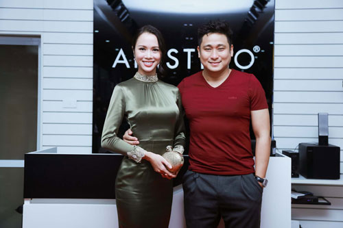 Vũ Ngọc Anh thân thiết chọn áo cho Minh Tiệp - 9