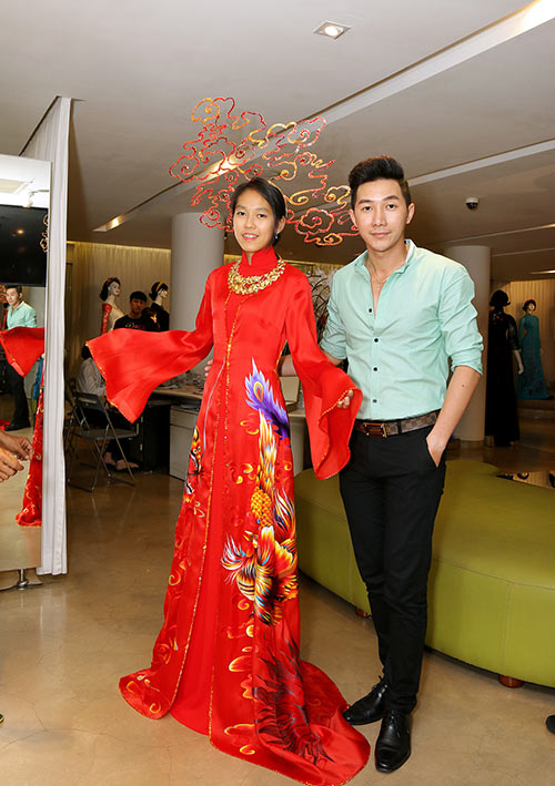 Chuyện về 2 áo dài giá hàng trăm triệu của Phạm Hương, Hoàng Thùy - 2