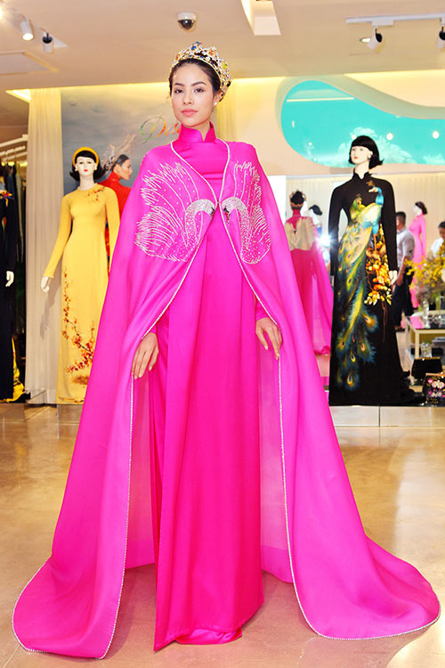 Chuyện về 2 áo dài giá hàng trăm triệu của Phạm Hương, Hoàng Thùy - 4