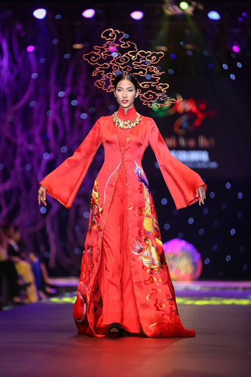 Chuyện về 2 áo dài giá hàng trăm triệu của Phạm Hương, Hoàng Thùy - 1