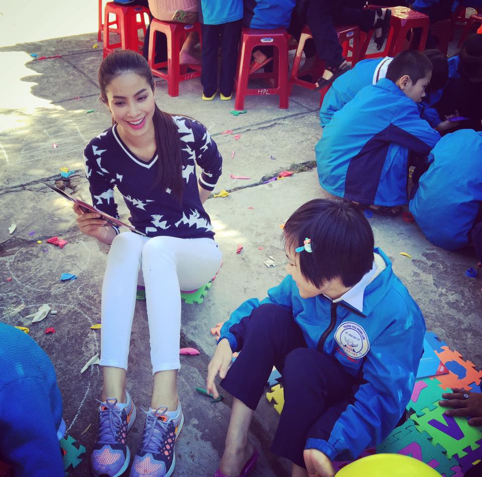 Diện giày thể thao chất như Hà Tăng, Phạm Hương - 11