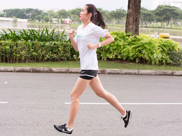 Diện giày thể thao chất như Hà Tăng, Phạm Hương - 7
