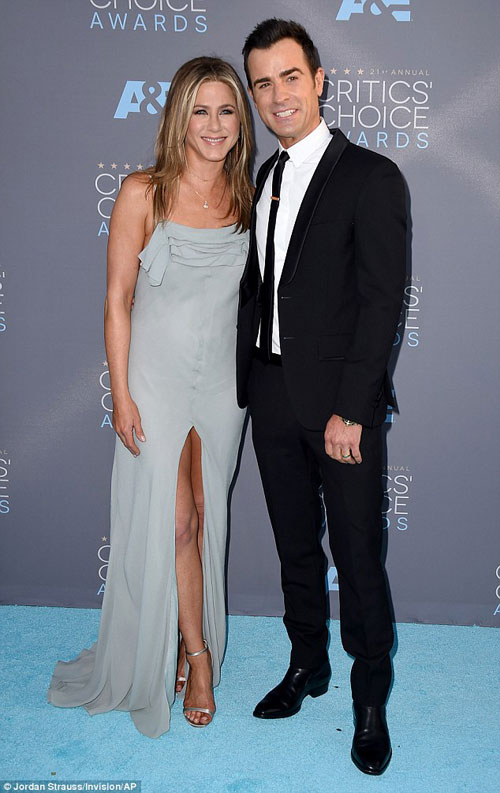 Jennifer Aniston táo bạo khoe chân khi sánh đôi bên chồng - 3