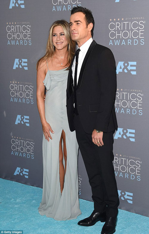 Jennifer Aniston táo bạo khoe chân khi sánh đôi bên chồng - 4