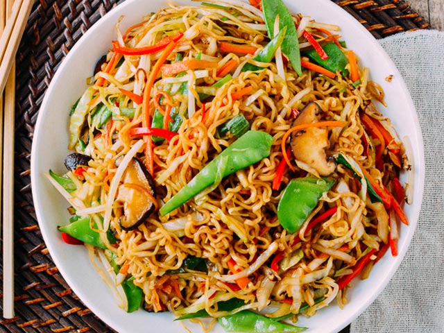 Bữa sáng ấm bụng với các món mì, bún, phở xào ngon - 2