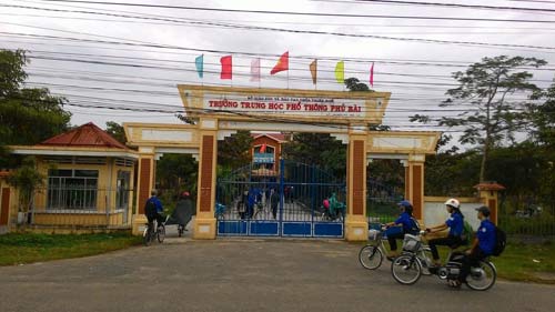 Điều tra làm rõ nam sinh và nữ sinh Huế đánh nhau - 1