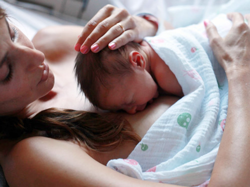 6 thay đổi ở cơ thể ngay lập tức sau khi mẹ sinh nở - 1