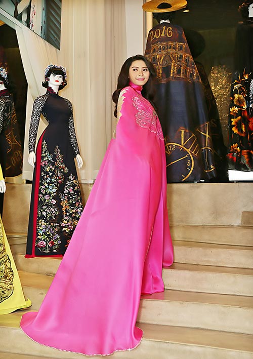 Chuyện về 2 áo dài giá hàng trăm triệu của Phạm Hương, Hoàng Thùy - 6