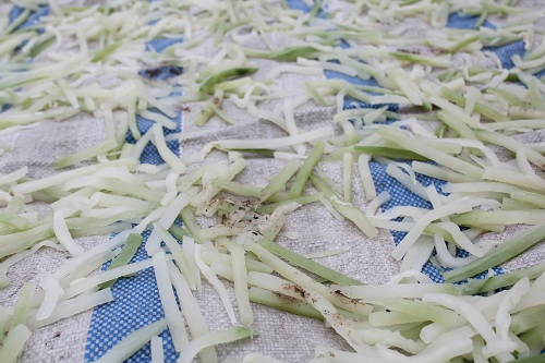 Kinh hoàng mứt Tết phơi cạnh khu vệ sinh, trộn lẫn đất cát - 9