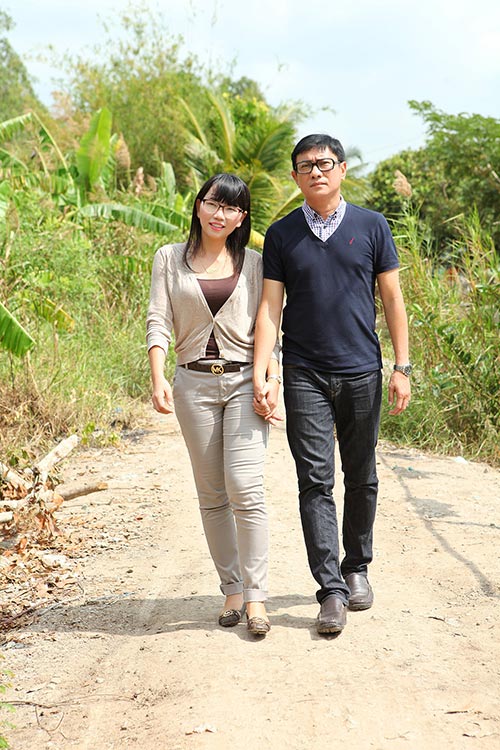 DV Hoàng Phúc và vợ nắm tay đầy tình cảm - 1