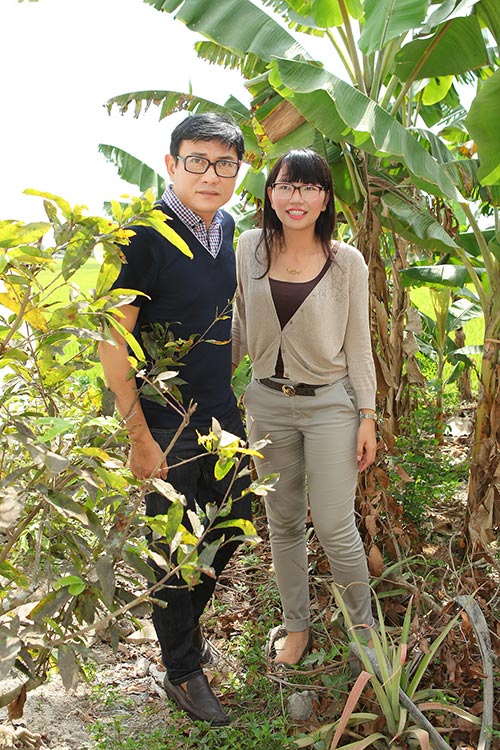 DV Hoàng Phúc và vợ nắm tay đầy tình cảm - 4