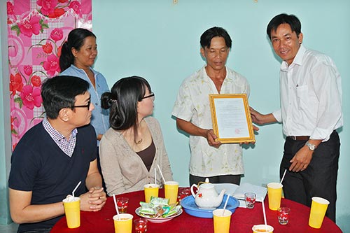 DV Hoàng Phúc và vợ nắm tay đầy tình cảm - 7