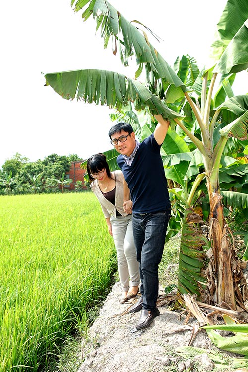 DV Hoàng Phúc và vợ nắm tay đầy tình cảm - 2