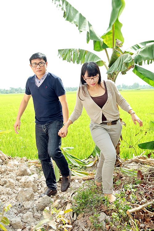 DV Hoàng Phúc và vợ nắm tay đầy tình cảm - 3