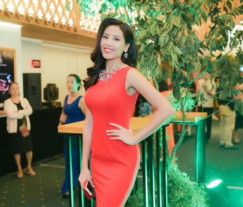 Uyên Linh thân thiết hôn gió diva Mỹ Linh - 8