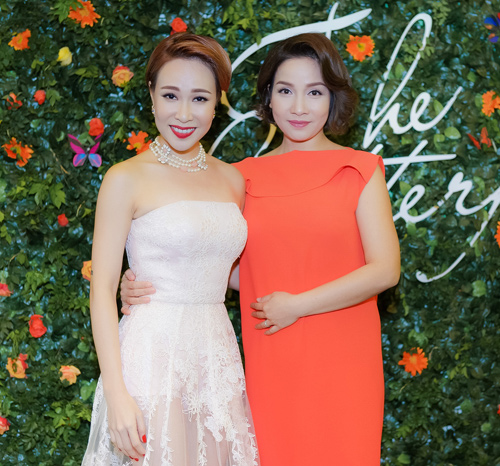 Uyên Linh thân thiết hôn gió diva Mỹ Linh - 1