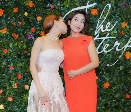 Uyên Linh thân thiết hôn gió diva Mỹ Linh - 2