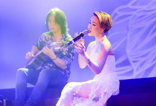 Uyên Linh thân thiết hôn gió diva Mỹ Linh - 7