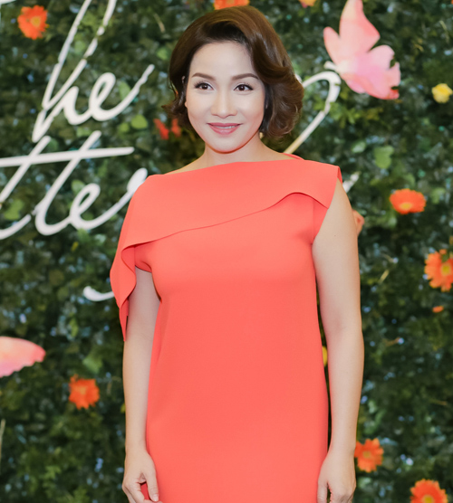 Uyên Linh thân thiết hôn gió diva Mỹ Linh - 4